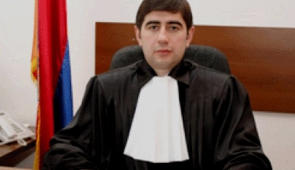 АРМЕНИЯ: Судья Вазген Рштуни, рассматривающий жалобу адвоката Кочаряна, заявил самоотвод